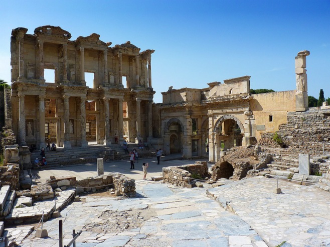İzmir İli Selçuk İlçesi sınırları içindeki antik Efes kenti'nin ilk kuruluşu M.Ö. 6000 yıllarına, Neolitik Dönem olarak adlandırılan Cilalı Taş Devri'ne kadar inmektedir. Antik dünyanın en önemli merkezlerinden biri olan Efes, İ.Ö. 4.bine dek giden tarihi boyunca uygarlık, bilim, kültür ve sanat alanlarında her zaman önemli rol oynamıştır. Yılda ortalama 1,5 milyon turist tarafından ziyaret edilmektedir. Tümüyle mermerden yapılmış ilk kent olan Efes'teki başlıca görülmesi gereken yapılar ve eserler ise,