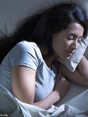 Sırt ağrısıyla başa çıkabilmek ve daha iyi hissetmek için yapabileceğiniz basit şeyler var. -  1. İyi bir gece uykusu: Uyku bozuklukları sırt ağrısı olanlar arasında yaygındır. Ancak huzurlu uyku modu gergin kasları onarmak ve iltihaplı eklemleri yatıştırmaya yardımcı olur. Daha iyi bir gece uykusu için iyi bir yatak ile başlamalı ve farklı uyku pozisyonları denemelisiniz. Omurga eğriliği önlemek için bunları yapmalısınız. Ayrıca, bazı insanlar dizlerinin arasına bir yastık ile uyumanın onları daha rahat uyumaya yardımcı olduğunu söylemektedirler.