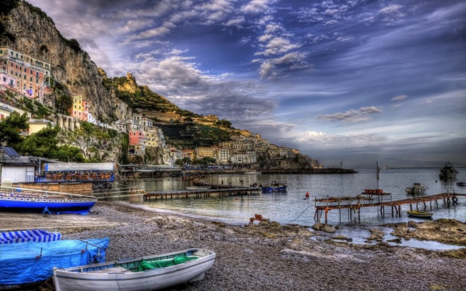 Liguria bölgesinin içinde ve İtalya'nın batı sahilinde yer alan Cinque Terre 5 toprak yani 5 köy anlamına gelmektedir. Cinque Terre'nin geçmişine ait belgeler 11. yüzyıla kadar uzanmaktadır.
