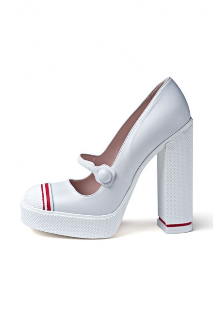 Miu Miu ; Miuccia Prada isminden sonra 1993 de başlayan ve klasik ve fütüristik vurgudaki tasarımlarıyla dikkate alınması gereken bir marka haline gelmiştir.  Sofistike ve sıra dışı tasarımlarıyla Miu Miu bayan ayakkabıları;
