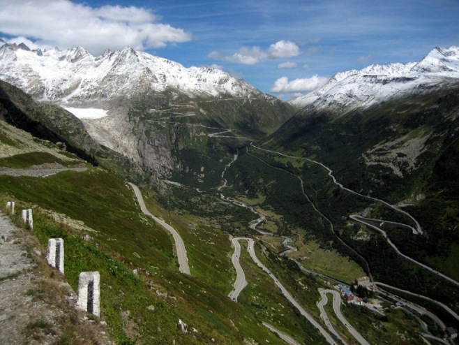 Dünyanın farklı ülkelerinde ki güzel, zorlu ve unutulmaz yollarıyla görülmesi gereken yerler;  Furka Pass, İsviçre