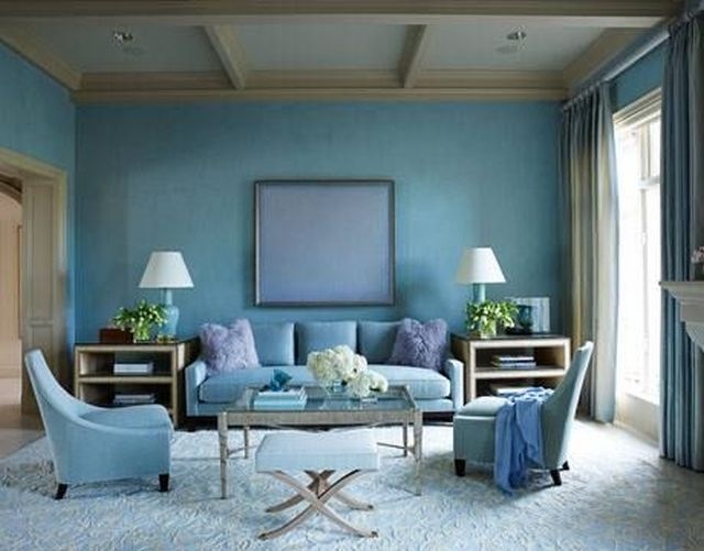 Göz alıcı bir mavilik için Tasarımcı Tobi Fairley'den mavinin soluk tonlarını kullanarak sakin ve hoş gözüken güzel bir oturma odası dizaynı.