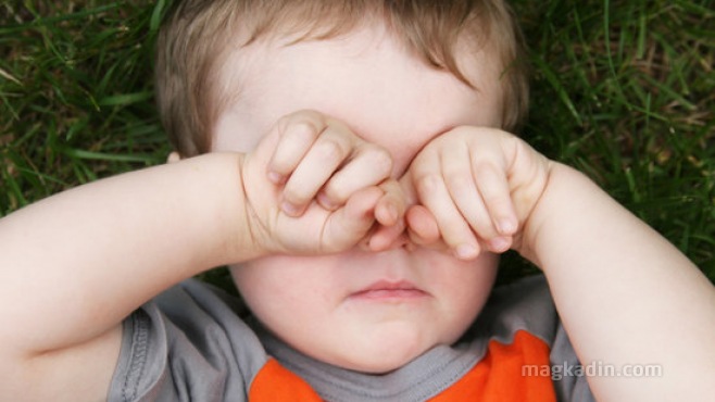 Yürümeye Başlayan Çocuklarda Göz Akıntısı (Göz Çapaklanması) Nedenleri ve Tedavisi